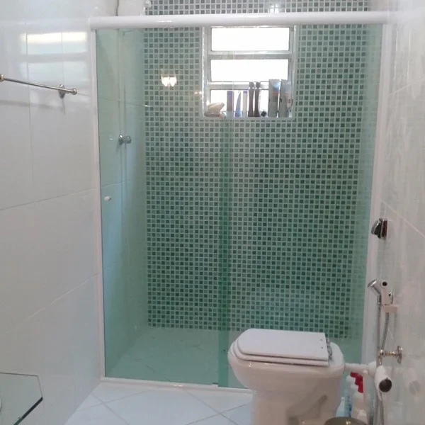 Box Frontal em vidro verde instalado em banheiro