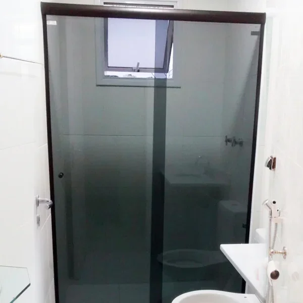 Box Frontal em vidro fumê instalado em banheiro