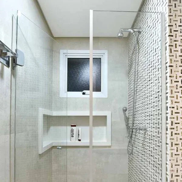 Box de Abrir em vidro incolor instalado em banheiro