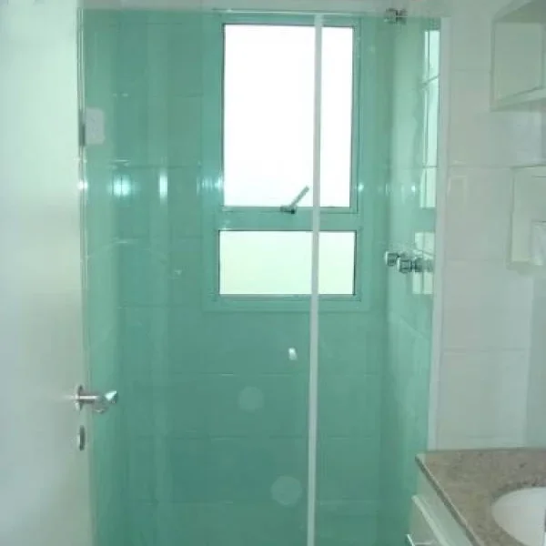 Box de Abrir em vidro verde instalado em banheiro