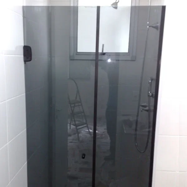 Box de Abrir em vidro fumê instalado em banheiro