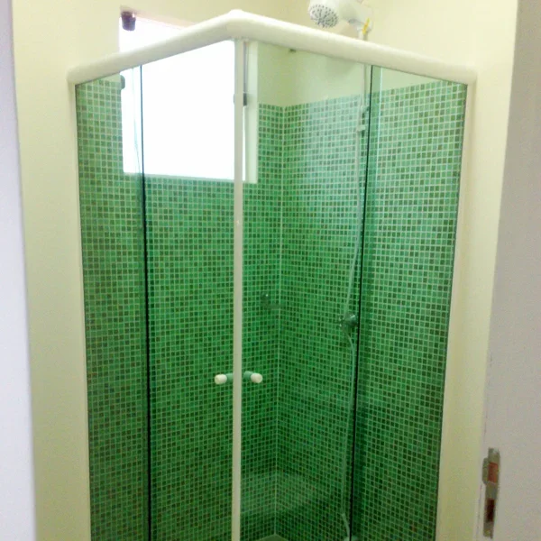 Box de Canto em vidro verde instalado em banheiro