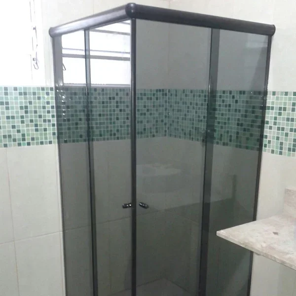 Box de Canto em vidro fumê instalado em banheiro